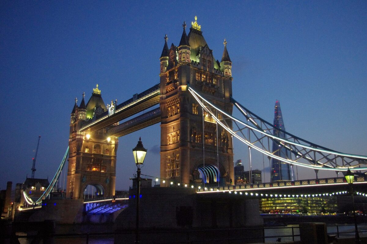Tower Bridge illuminé de nuit à Londres