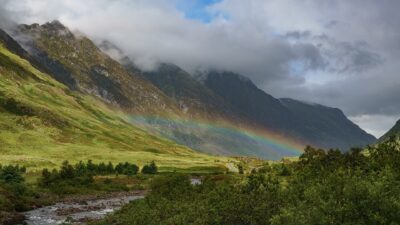 Arc-en-ciel sur la vallée de Glen Coe dans les Highlands écossais